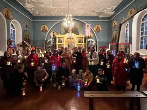 Прихожане с праздничными фонарями в храме Рождества Христова в селе Савватьма